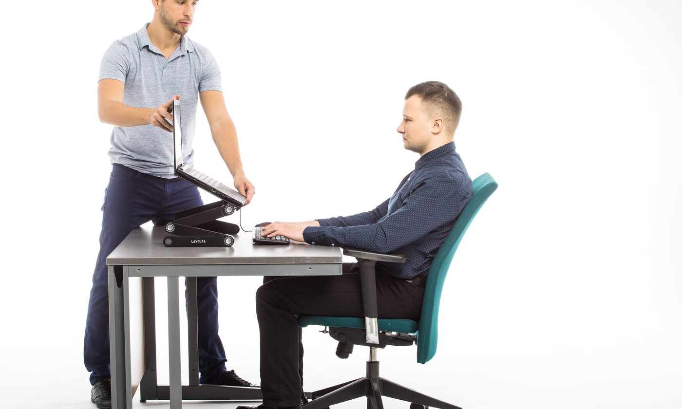 Ergonomista Feel it ustawia monitor na stanowisku pracownika
