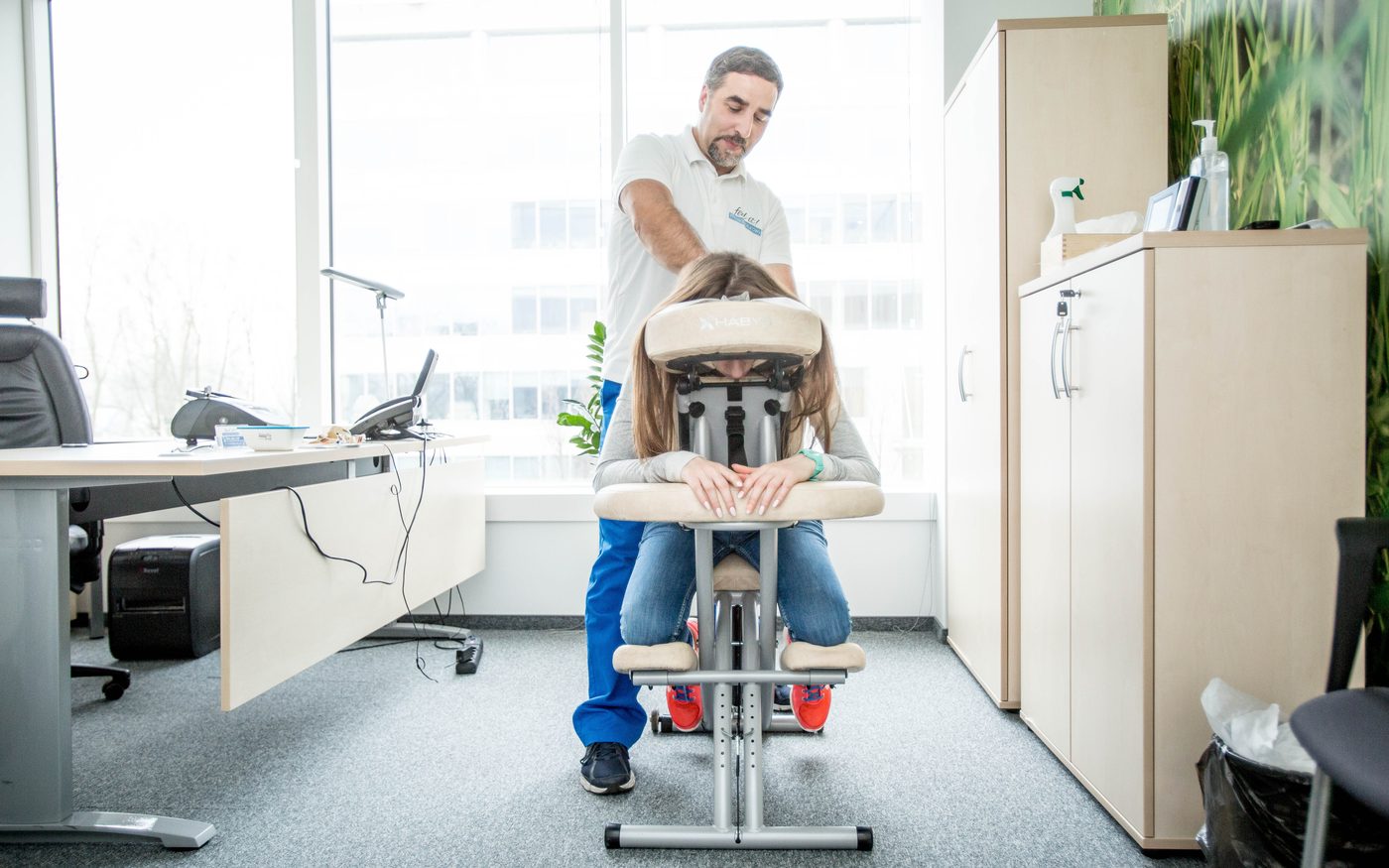 Krok 4: Terapeuta przyjeżdża i rozkłada fotel w biurze